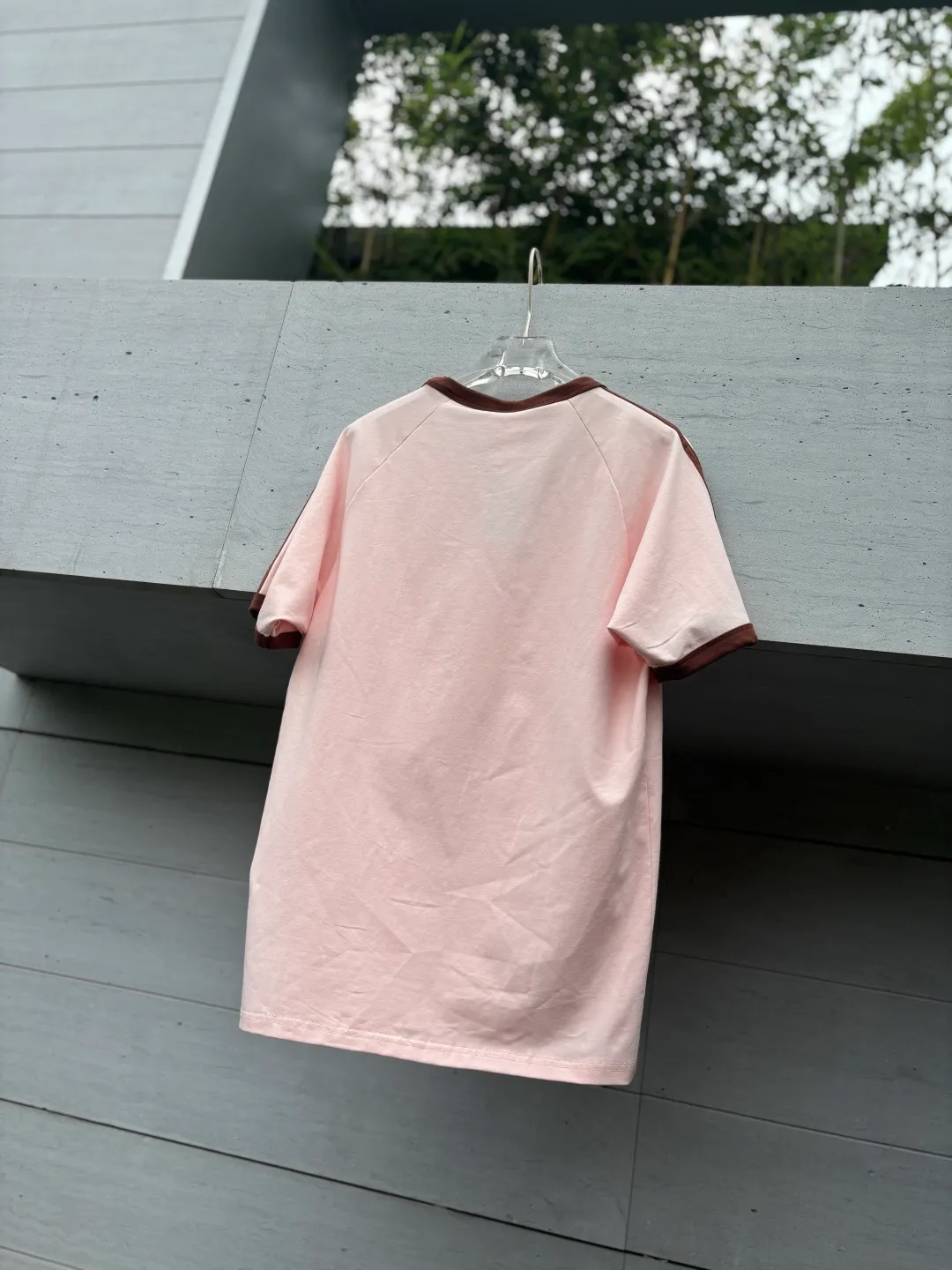 𝟬𝟱𝟭𝟰𝟴# Exclusive real shot/difference between various stolen pictures and online version on the market [𝗔𝗗𝗜𝗗𝗔𝗦 Adidas Clover Classic Embroidered Couple Round Neck Short Sleeve 𝗧 Shirt] ✅Full set of 1:1 customized accessories ➕Customized three-label ➕𝗬𝘂𝗮𝗻 version hang tag ➕𝗹𝗼𝗴𝗼 packaging bag 🔥 ➕Scan the tag to enter the official website. ✅Top Original version, ins Xiaohongshu has many bloggers wearing it. Clover's latest 5-color T is really Korean casual style ➕Classic Versatile❤️ Skin-friendly and Breathable, super comfortable for daily wear. The clover logo on the chest is very recognizable. 3D three-dimensional tailoring. The upper body is crisp and stylish. The fit is loose. It covers the flesh and makes you slim. It perfectly modifies the figure. The full set of accessories is customized in a one-to-one mold, striving for excellence. Good Quality is never just talk! Color: Pink. Size: S M L XL XXL